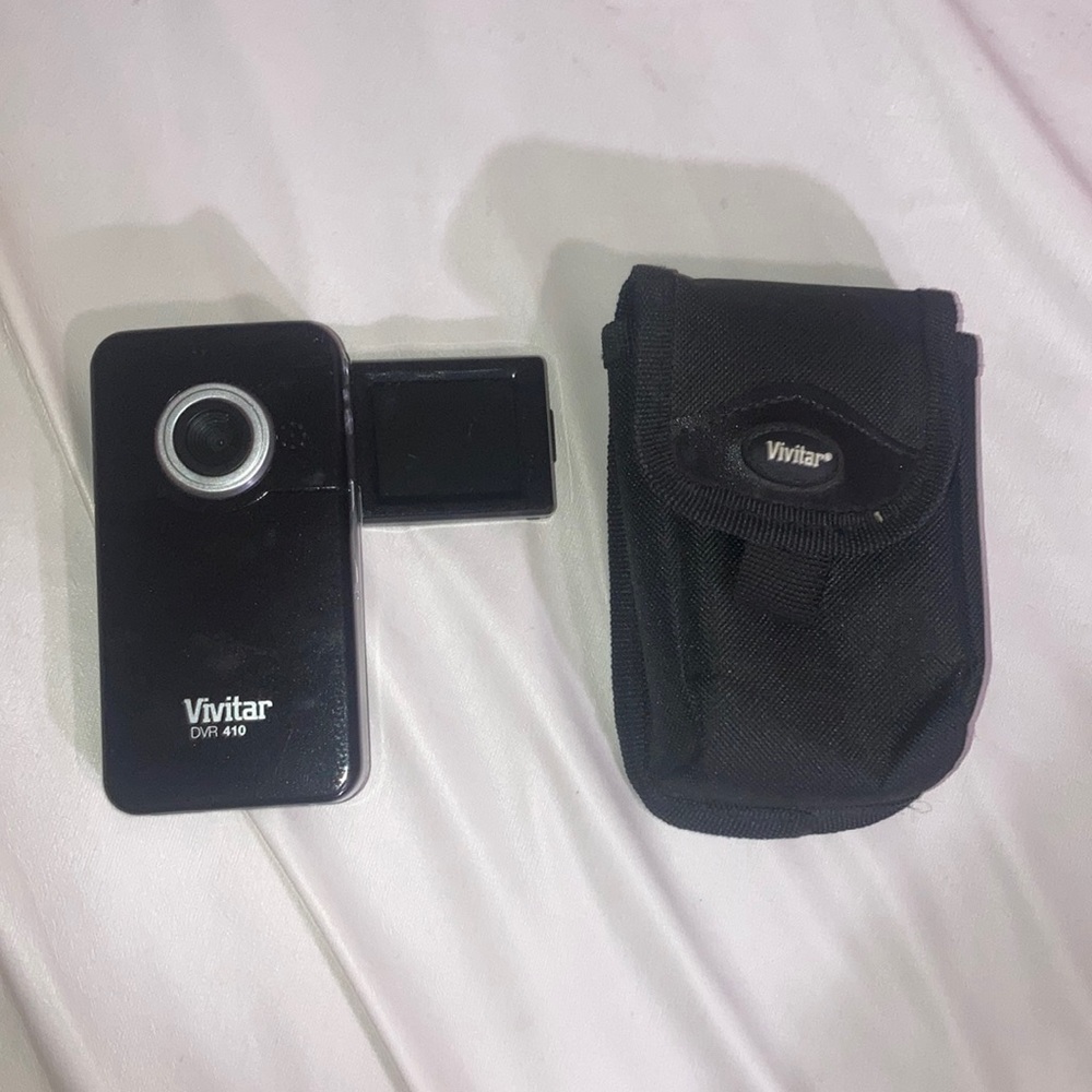 Vivitar Dvr 410 NO CHARGER Takes 3 AAA Batteries